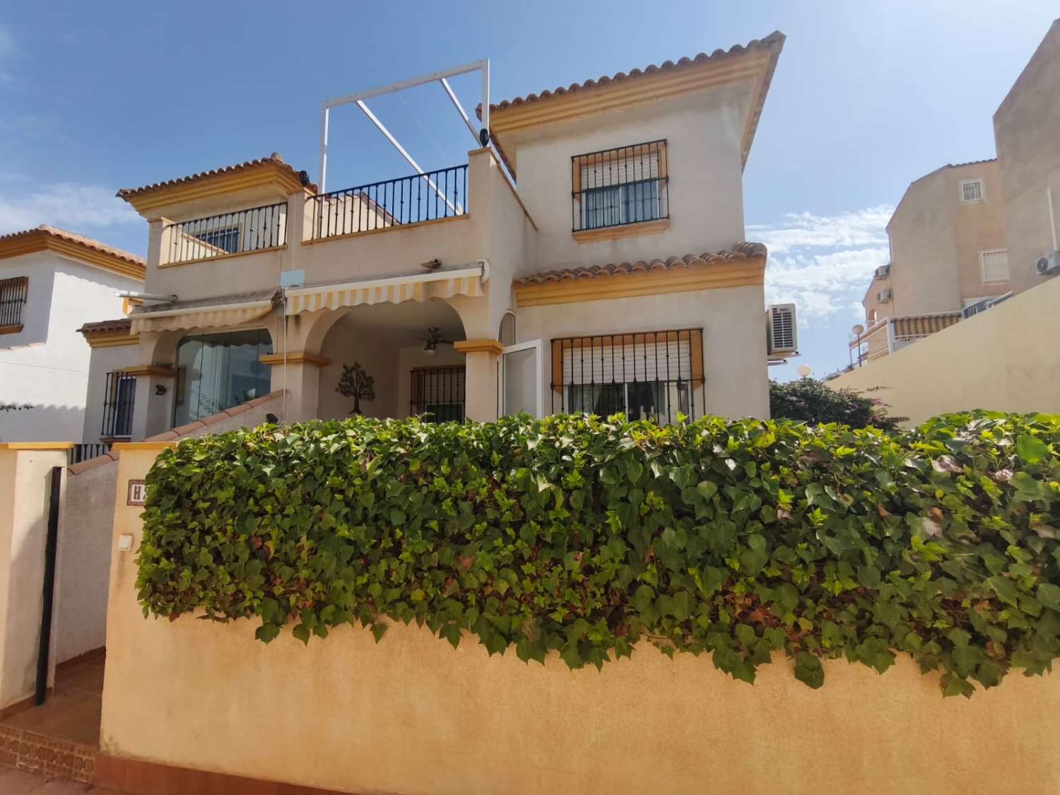 Un cornerduplex muy bonito y privado orientado al oeste con espacio de garaje