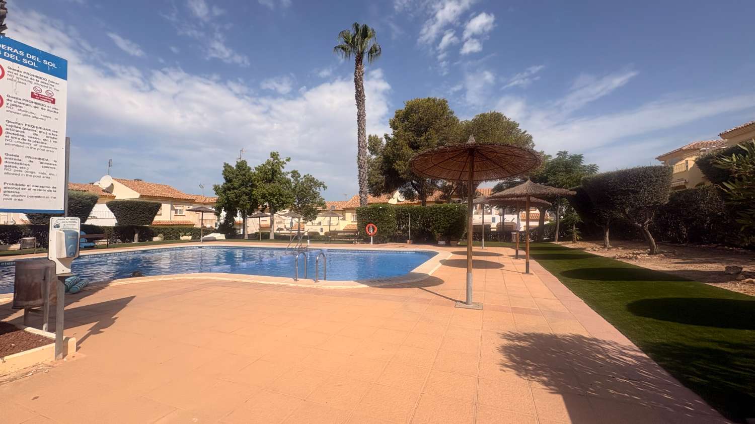 Un cornerduplex muy bonito y privado orientado al oeste con espacio de garaje