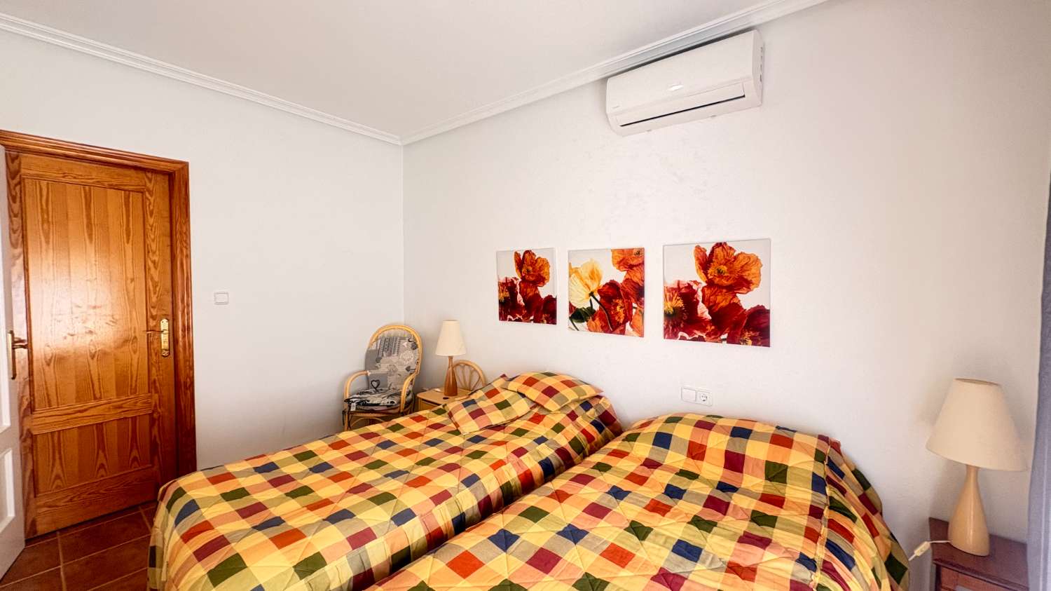 Un cornerduplex muy bonito y privado orientado al oeste con espacio de garaje