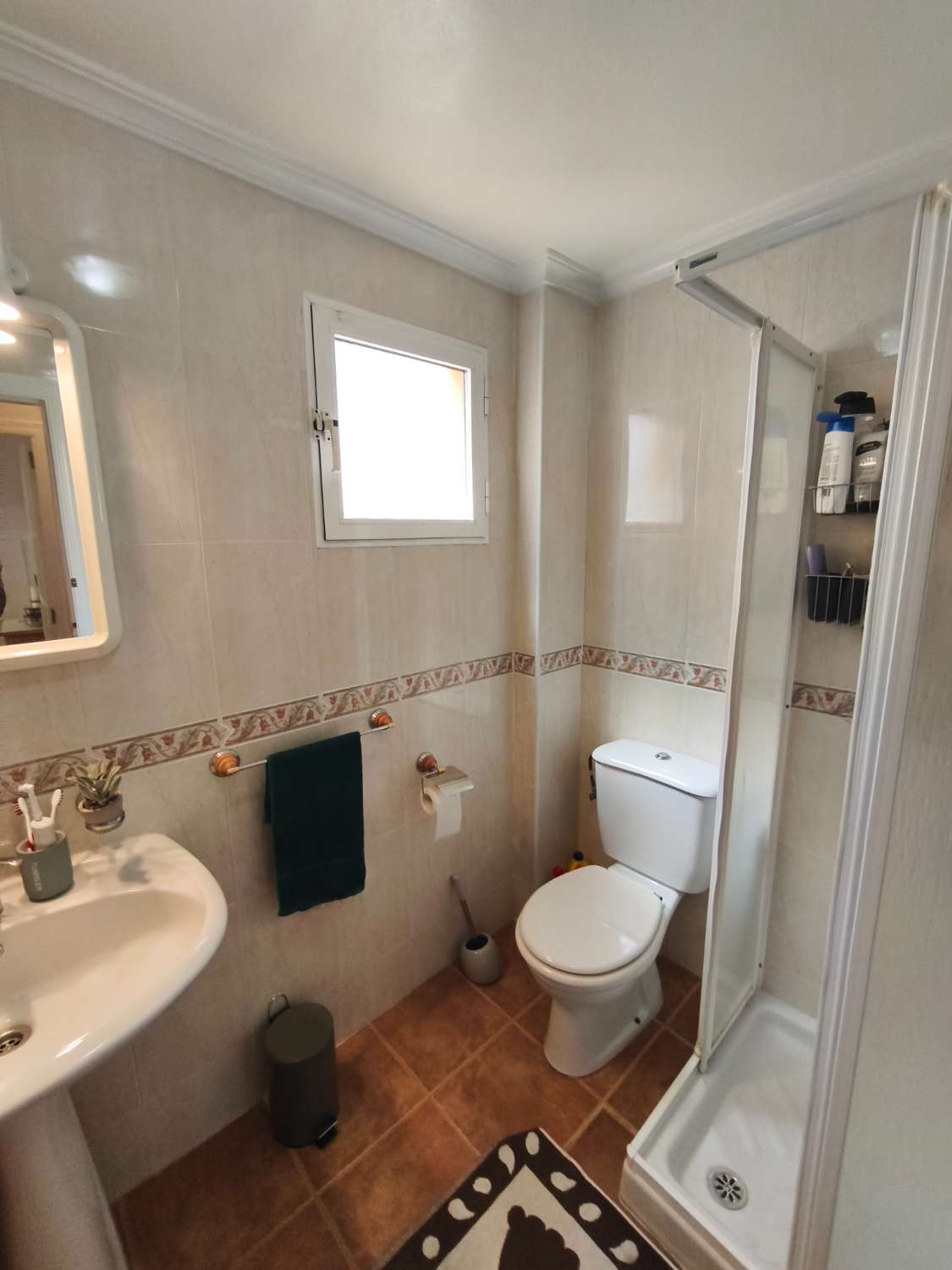 Un cornerduplex muy bonito y privado orientado al oeste con espacio de garaje