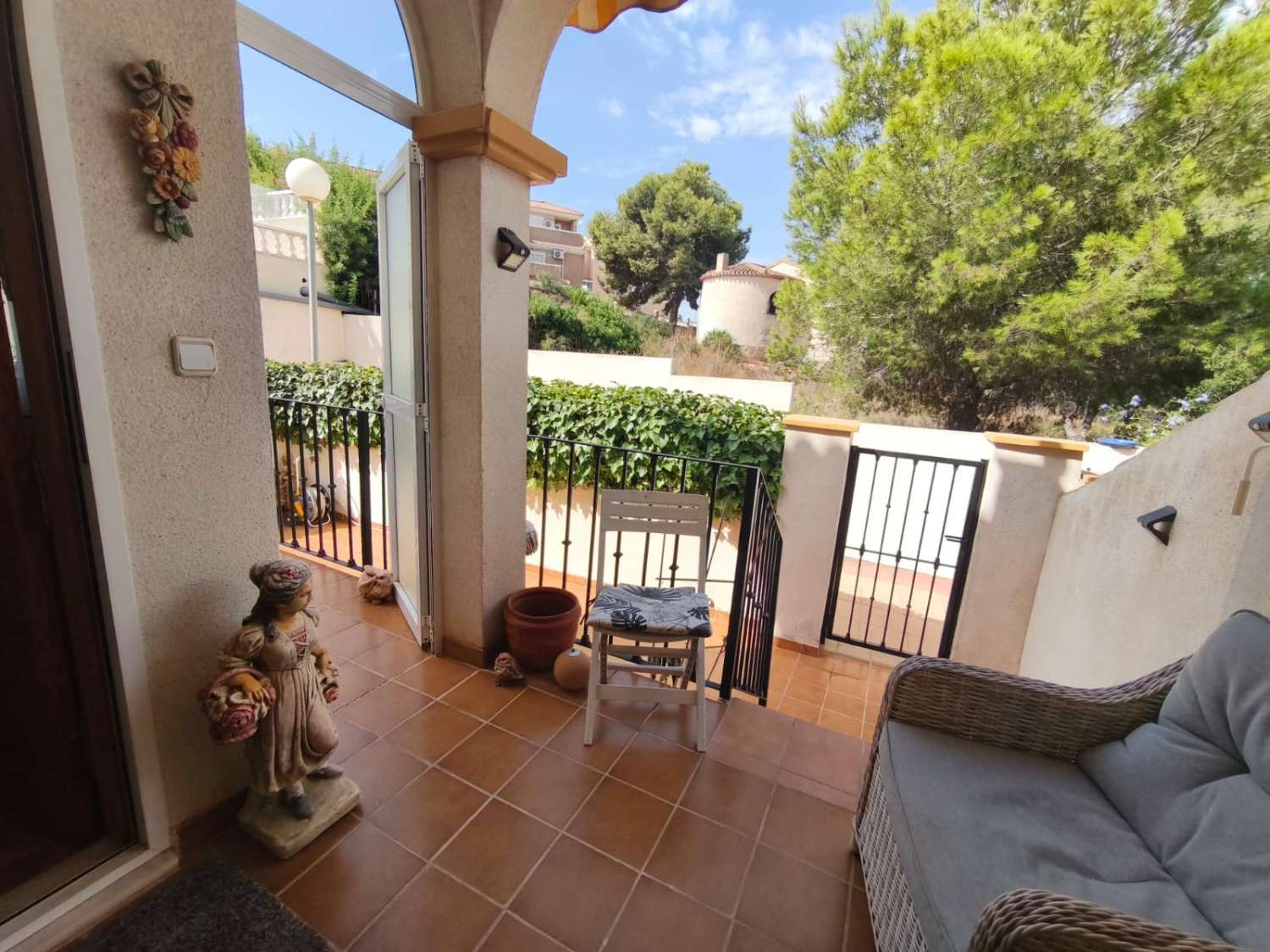 Un cornerduplex muy bonito y privado orientado al oeste con espacio de garaje