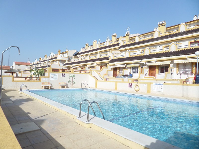 Magnífico tríplex de 3 dormitorios y 3 baños con vistas al mar y piscina comunitaria en Las Mimosas.