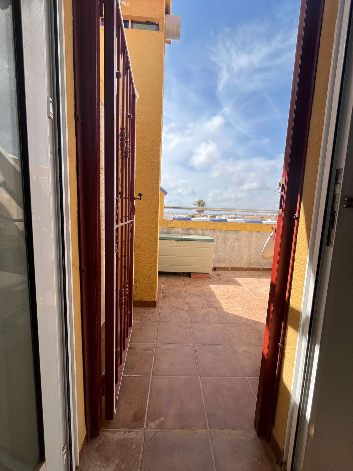Magnífico tríplex de 3 dormitorios y 3 baños con vistas al mar y piscina comunitaria en Las Mimosas.