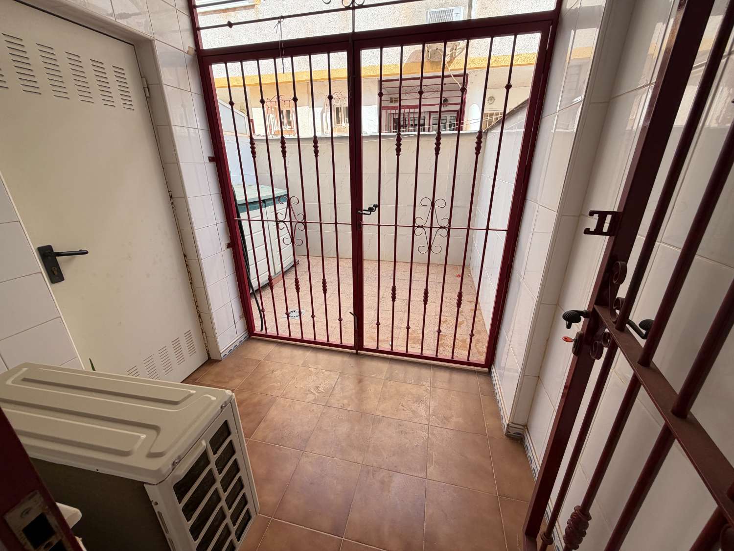 Magnífico tríplex de 3 dormitorios y 3 baños con vistas al mar y piscina comunitaria en Las Mimosas.