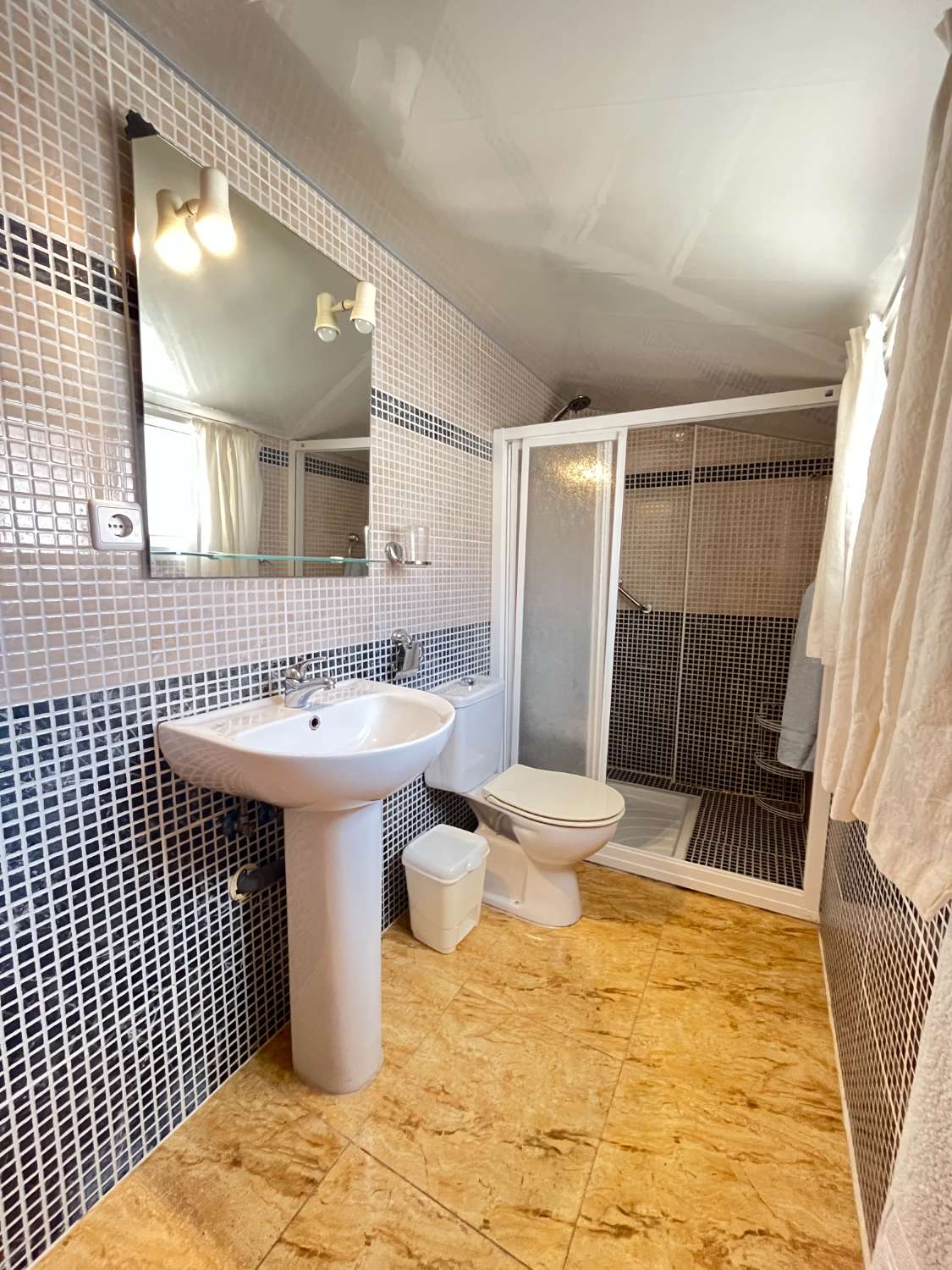 Magnífico tríplex de 3 dormitorios y 3 baños con vistas al mar y piscina comunitaria en Las Mimosas.
