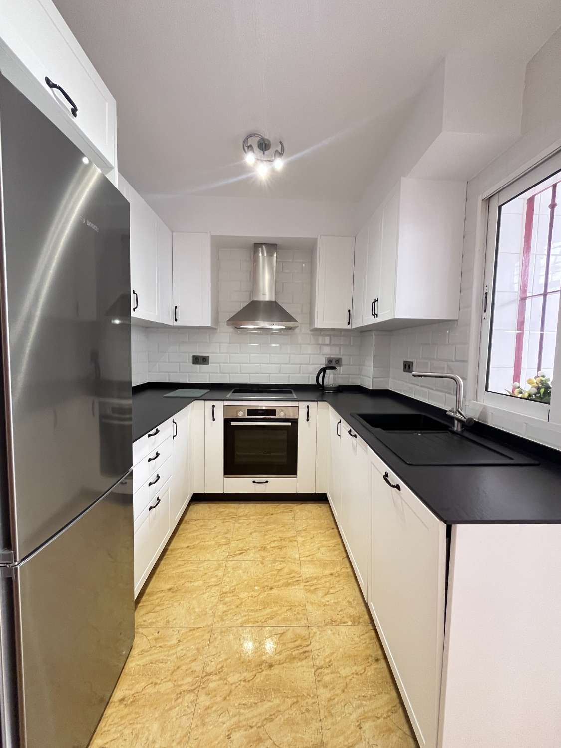 Magnífico tríplex de 3 dormitorios y 3 baños con vistas al mar y piscina comunitaria en Las Mimosas.