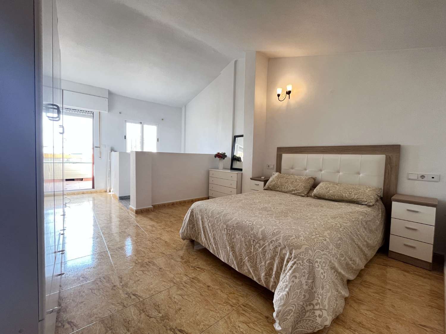 Magnífico tríplex de 3 dormitorios y 3 baños con vistas al mar y piscina comunitaria en Las Mimosas.