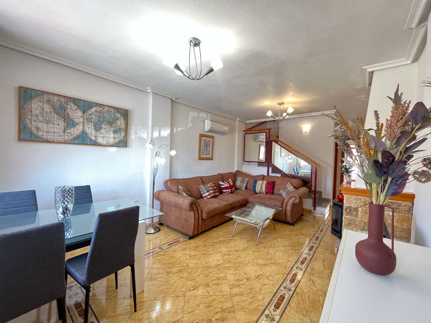 Magnífico tríplex de 3 dormitorios y 3 baños con vistas al mar y piscina comunitaria en Las Mimosas.