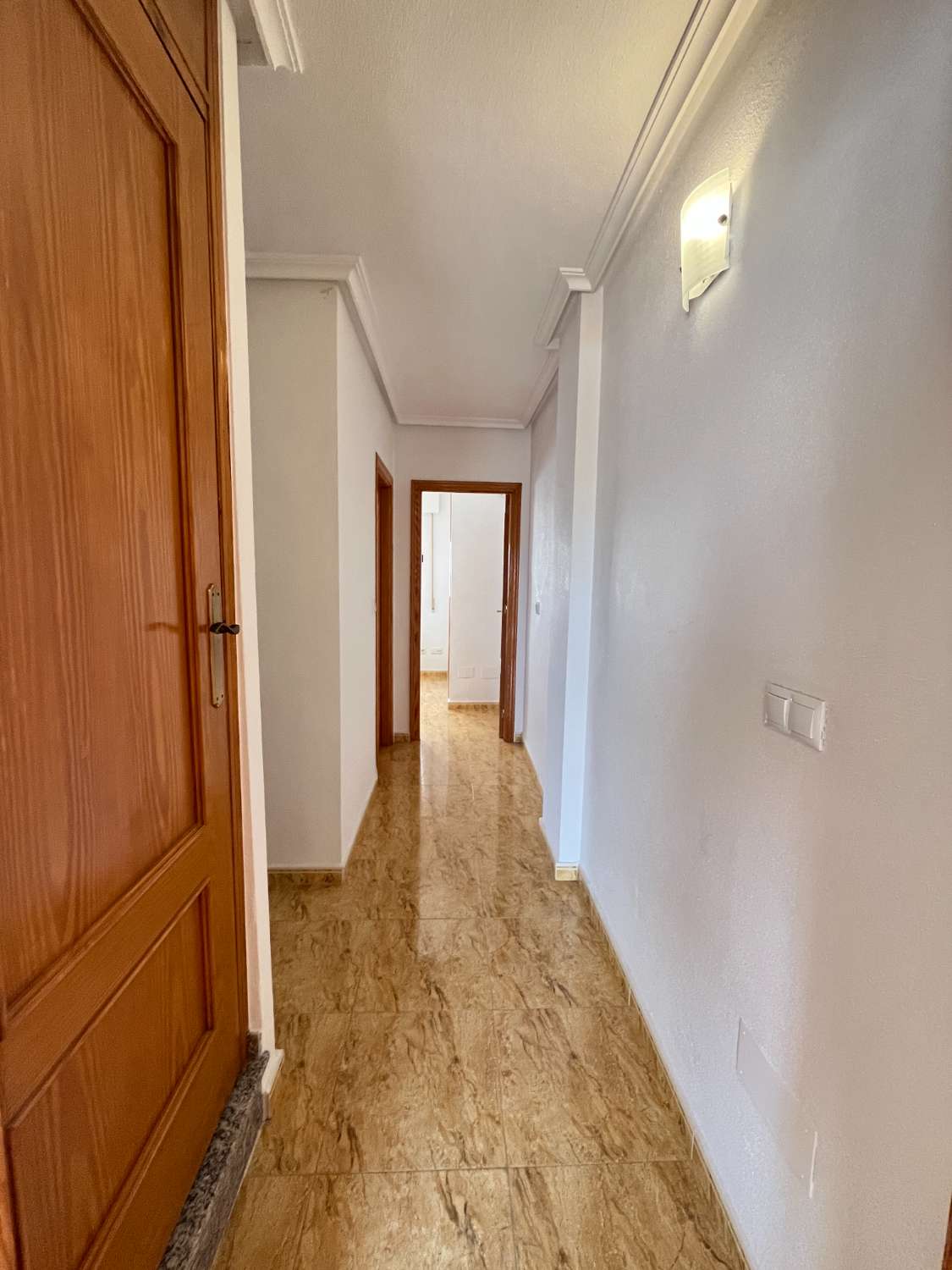 Magnífico tríplex de 3 dormitorios y 3 baños con vistas al mar y piscina comunitaria en Las Mimosas.