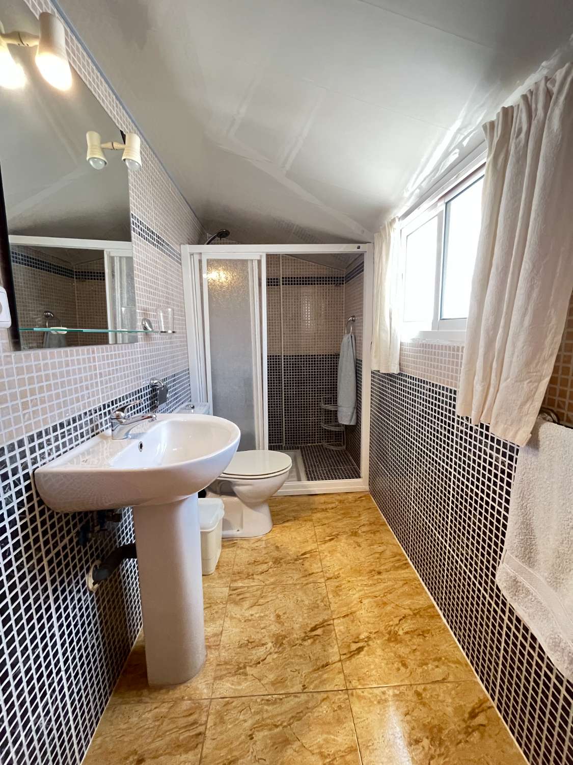 Magnífico tríplex de 3 dormitorios y 3 baños con vistas al mar y piscina comunitaria en Las Mimosas.