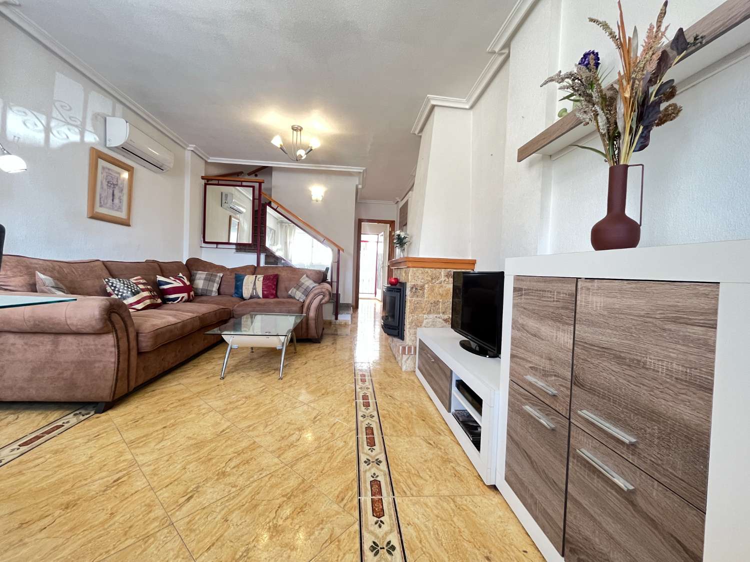 Magnífico tríplex de 3 dormitorios y 3 baños con vistas al mar y piscina comunitaria en Las Mimosas.