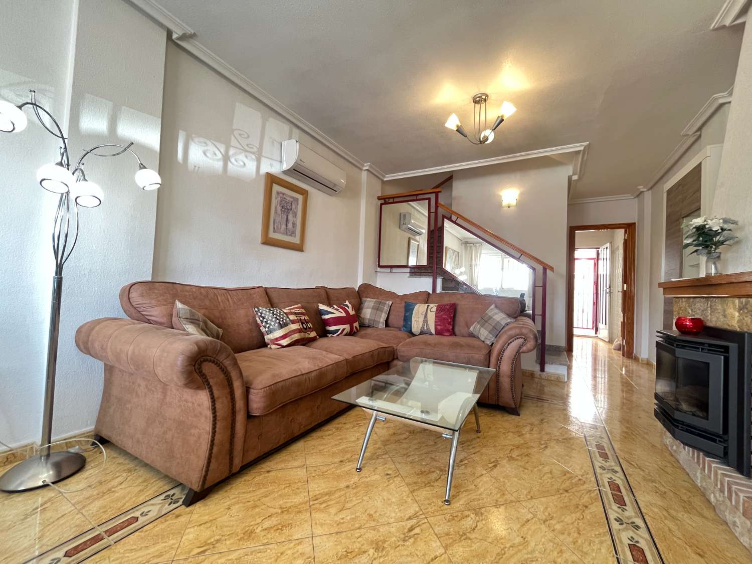 Magnífico tríplex de 3 dormitorios y 3 baños con vistas al mar y piscina comunitaria en Las Mimosas.