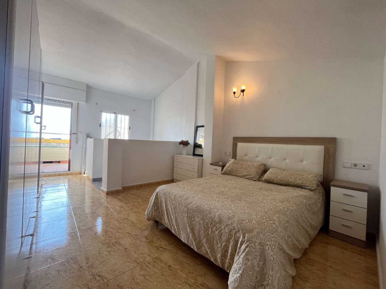 Magnífico tríplex de 3 dormitorios y 3 baños con vistas al mar y piscina comunitaria en Las Mimosas.