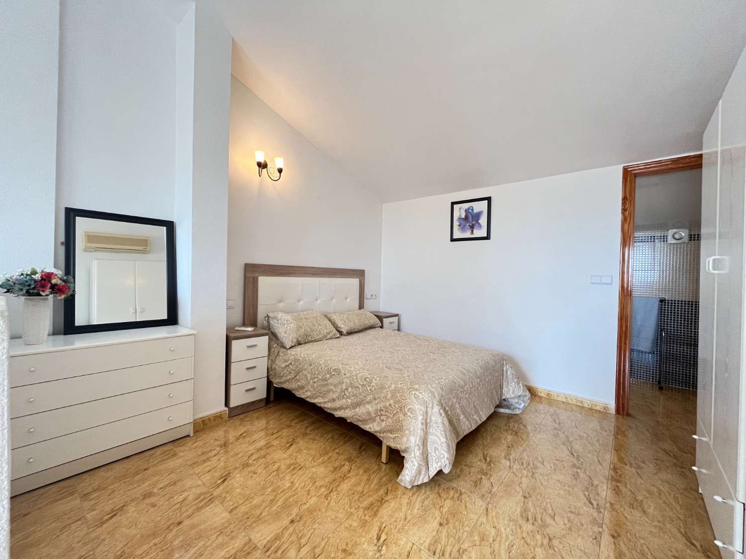 Magnífico tríplex de 3 dormitorios y 3 baños con vistas al mar y piscina comunitaria en Las Mimosas.