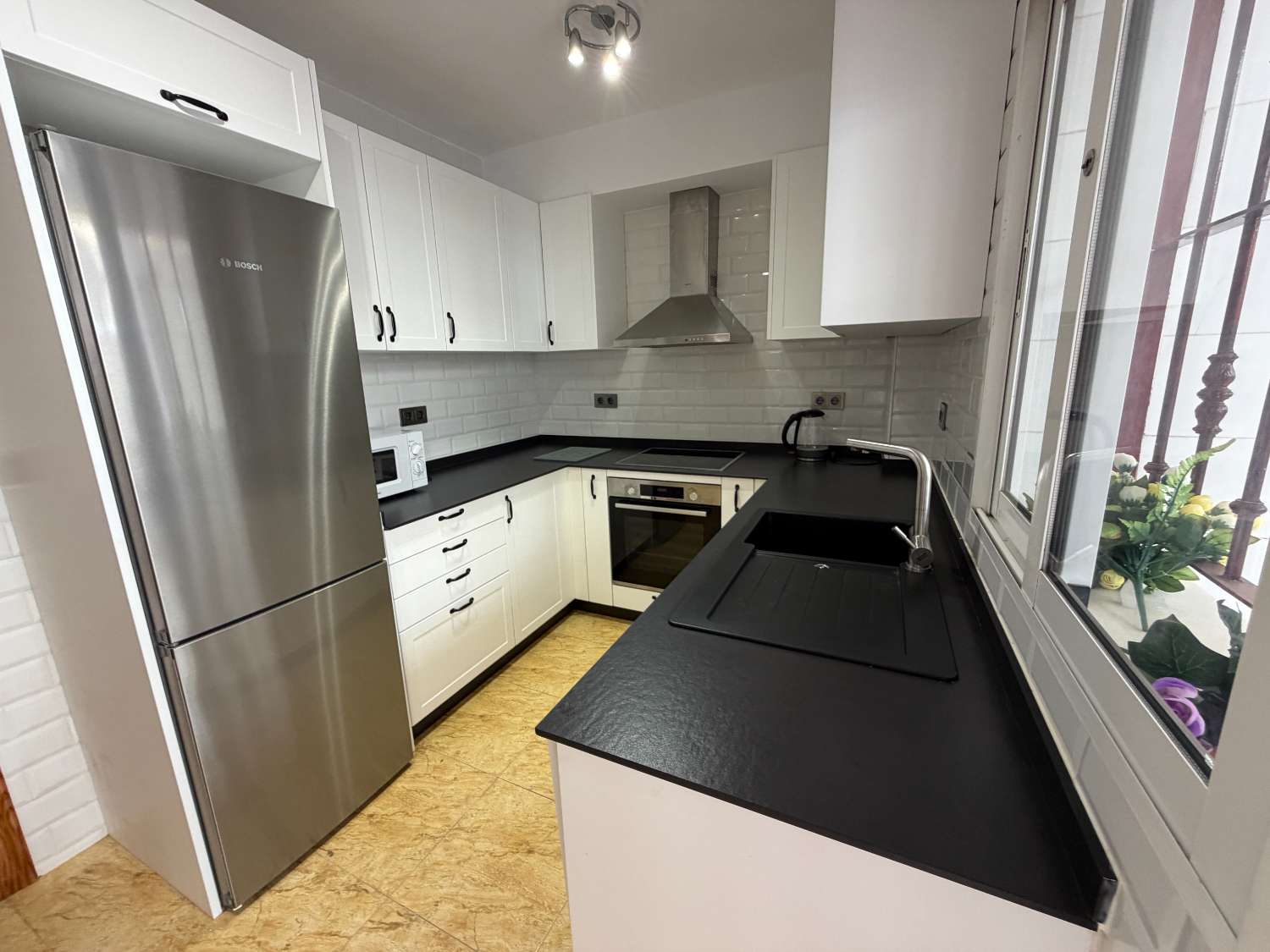 Magnífico tríplex de 3 dormitorios y 3 baños con vistas al mar y piscina comunitaria en Las Mimosas.