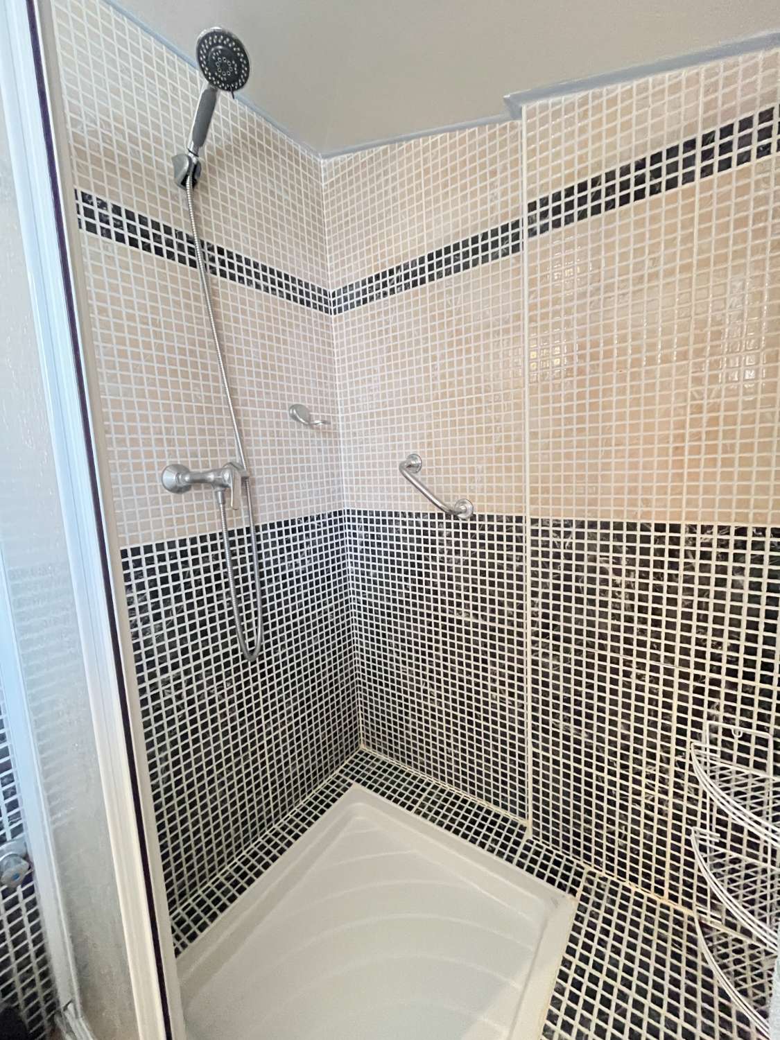 Magnífico tríplex de 3 dormitorios y 3 baños con vistas al mar y piscina comunitaria en Las Mimosas.