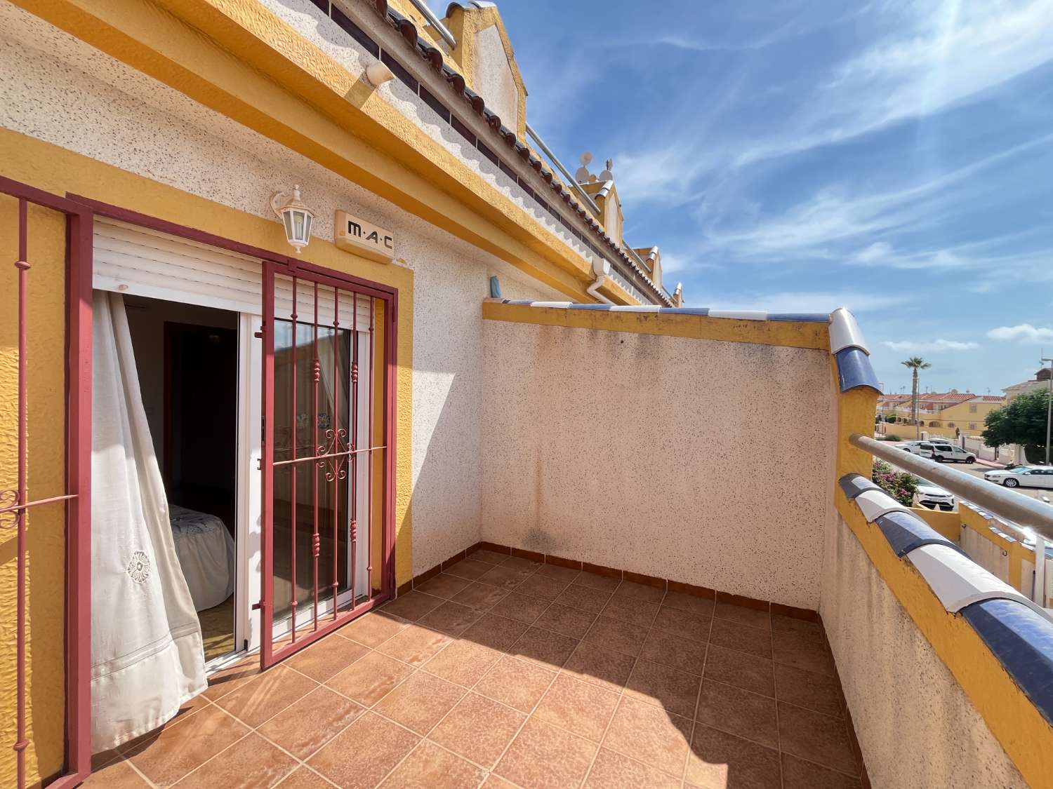 Magnífico tríplex de 3 dormitorios y 3 baños con vistas al mar y piscina comunitaria en Las Mimosas.