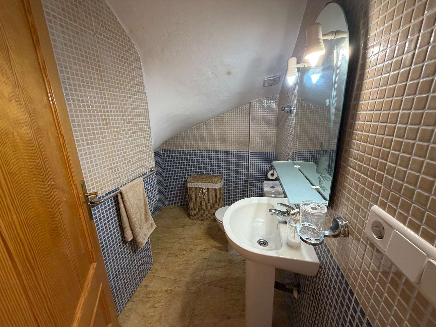 Magnífico tríplex de 3 dormitorios y 3 baños con vistas al mar y piscina comunitaria en Las Mimosas.
