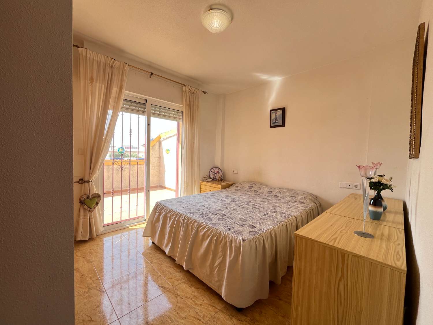 Magnífico tríplex de 3 dormitorios y 3 baños con vistas al mar y piscina comunitaria en Las Mimosas.