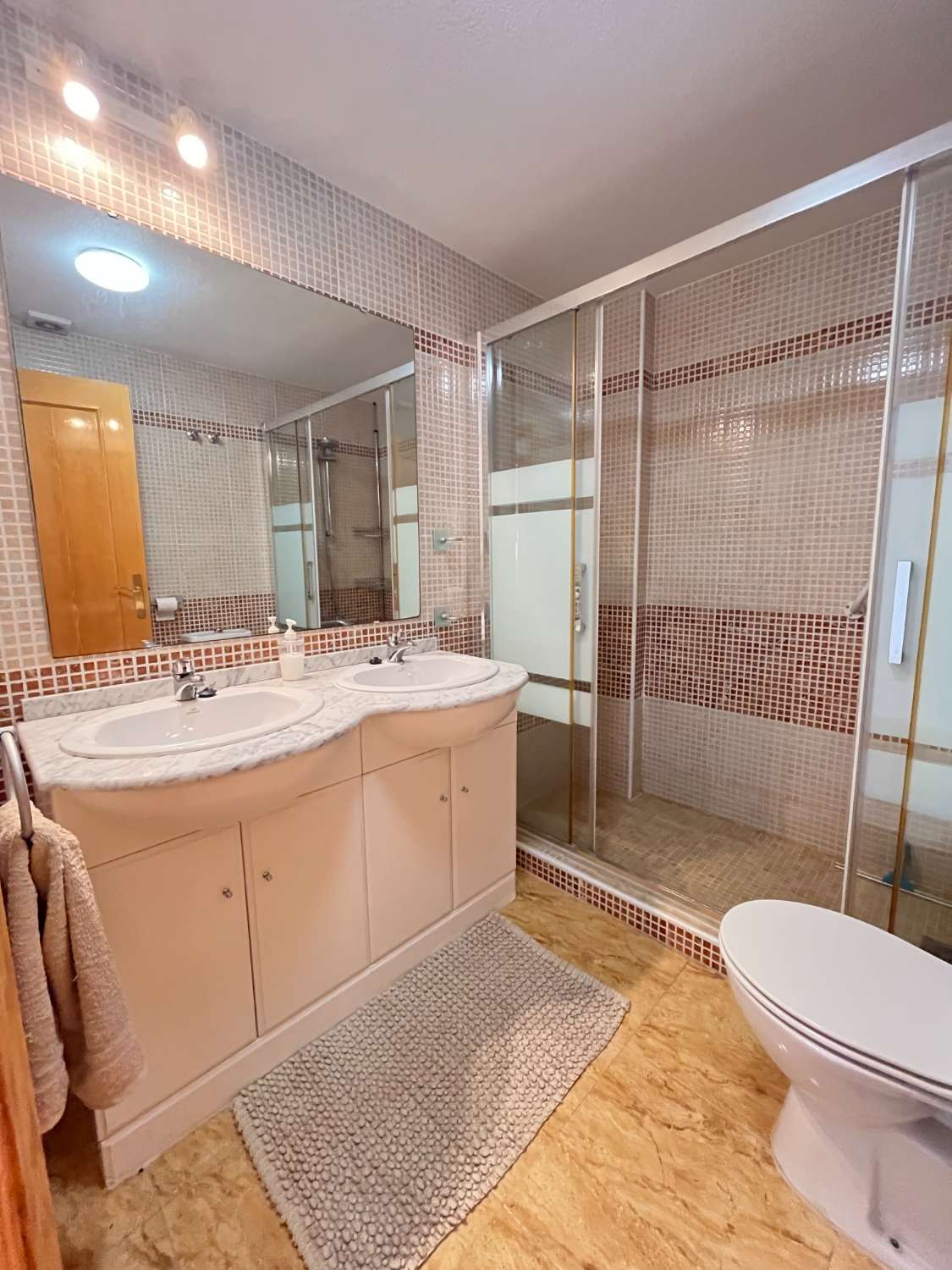 Magnífico tríplex de 3 dormitorios y 3 baños con vistas al mar y piscina comunitaria en Las Mimosas.