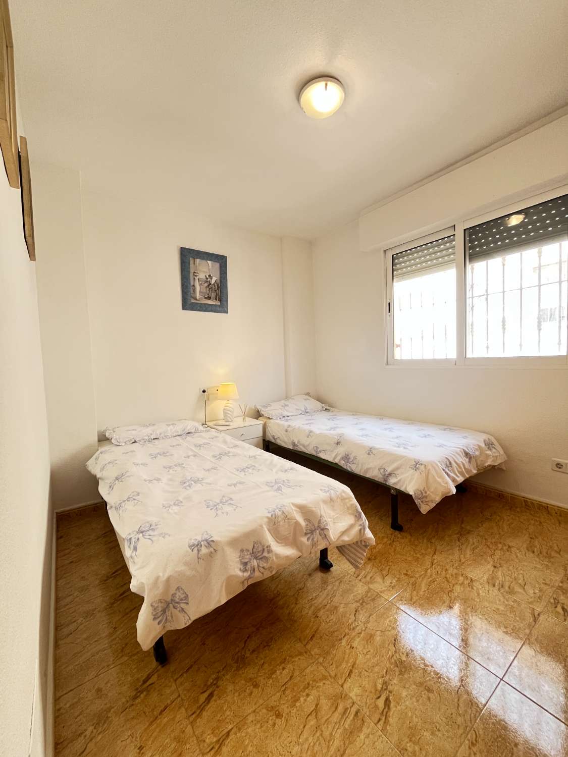 Magnífico tríplex de 3 dormitorios y 3 baños con vistas al mar y piscina comunitaria en Las Mimosas.
