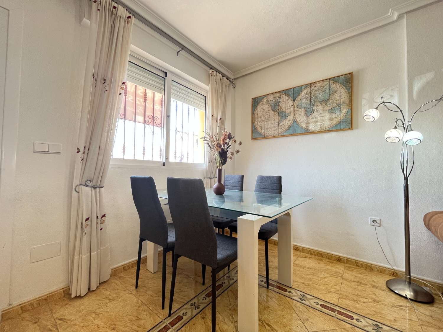 Magnífico tríplex de 3 dormitorios y 3 baños con vistas al mar y piscina comunitaria en Las Mimosas.