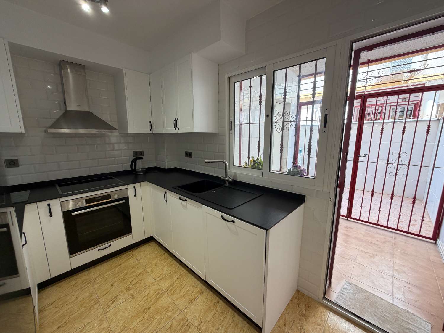 Magnífico tríplex de 3 dormitorios y 3 baños con vistas al mar y piscina comunitaria en Las Mimosas.