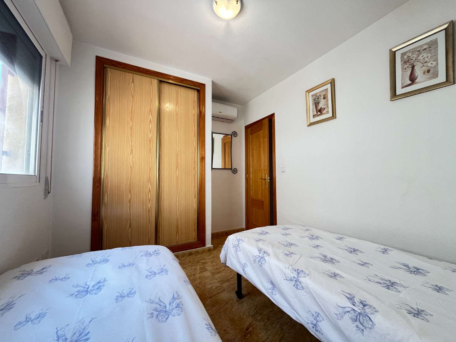 Magnífico tríplex de 3 dormitorios y 3 baños con vistas al mar y piscina comunitaria en Las Mimosas.