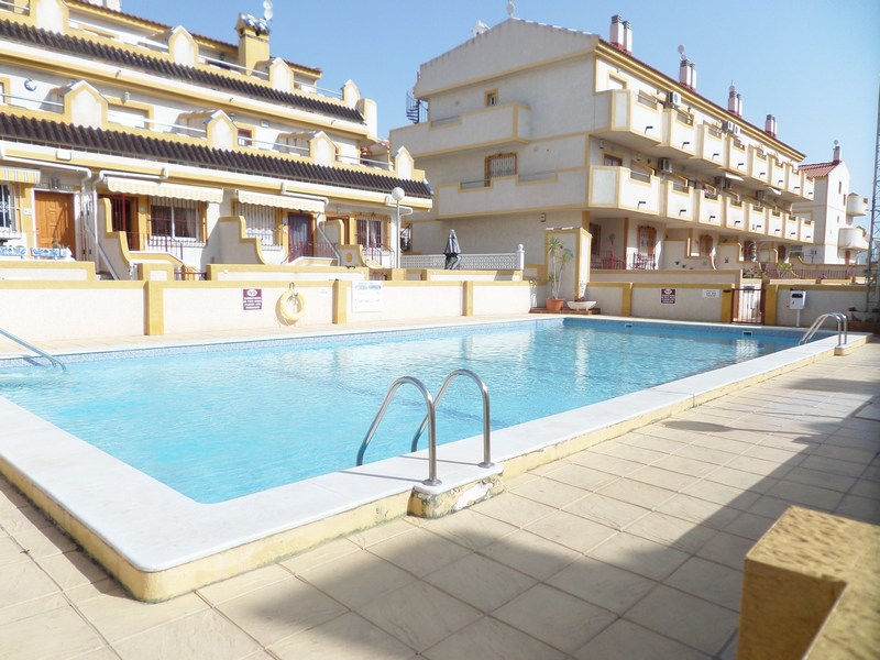 Magnífico tríplex de 3 dormitorios y 3 baños con vistas al mar y piscina comunitaria en Las Mimosas.