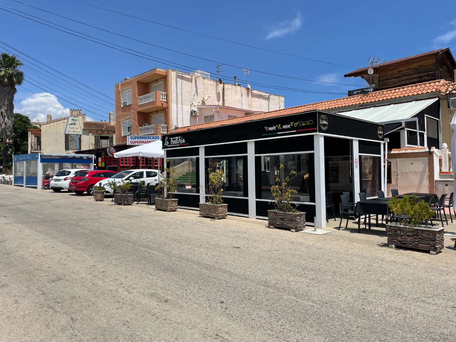 Magnífico tríplex de 3 dormitorios y 3 baños con vistas al mar y piscina comunitaria en Las Mimosas.