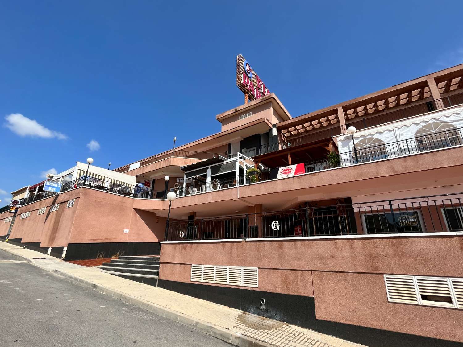 Beautiful exterior apartment with 2 bedrooms.