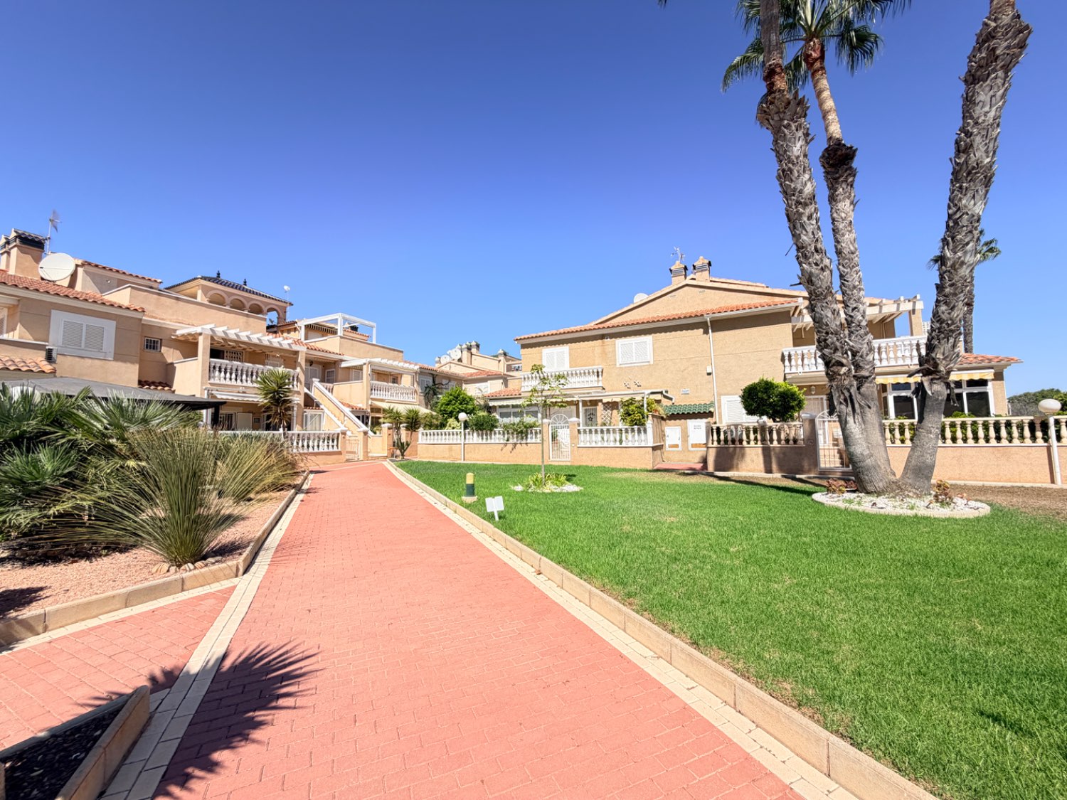 Corner duplex with private garden in Zeniamar 4, Orihuela Costa, 2 bedrooms 2 bathrooms