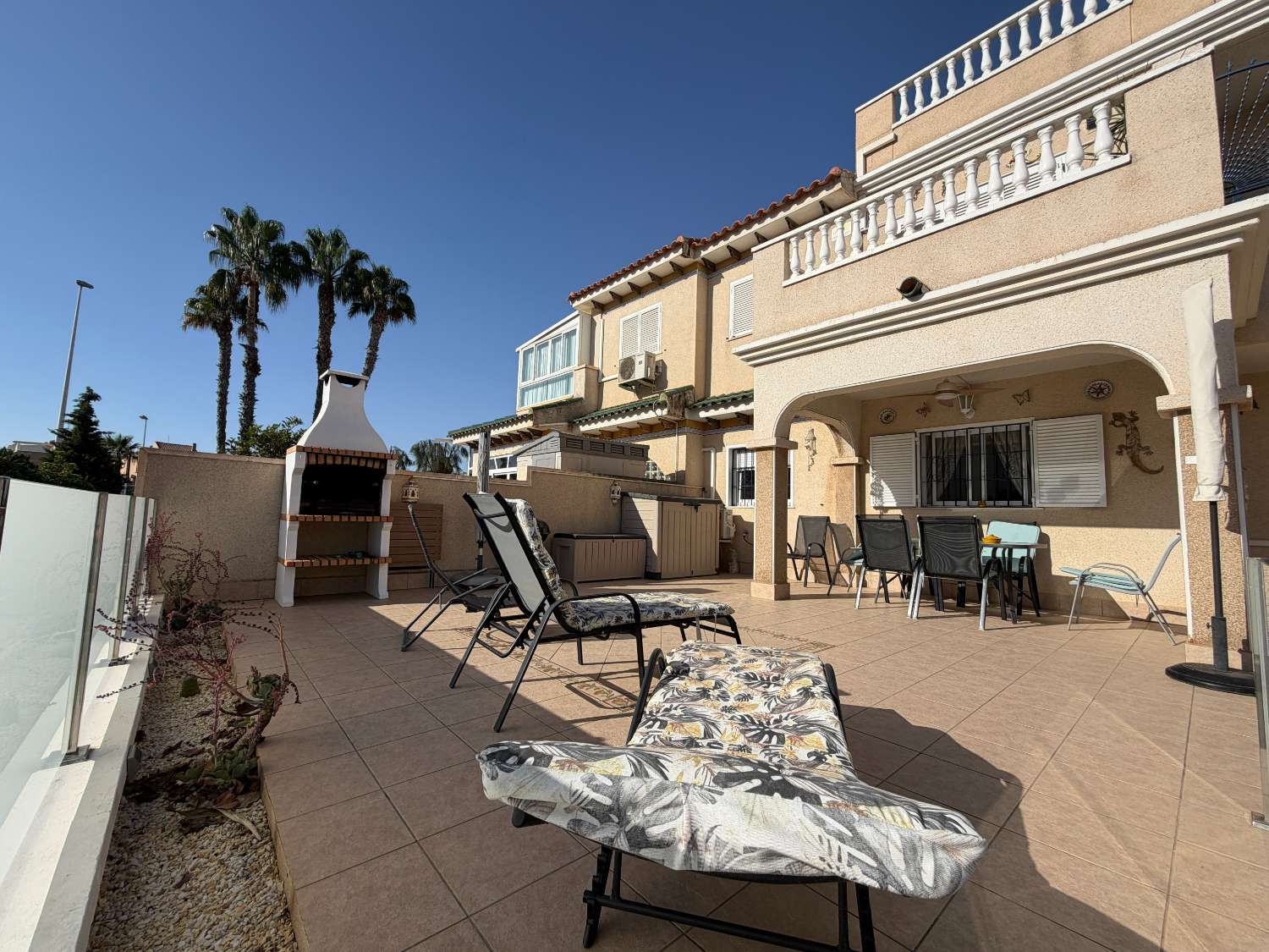 Spacious 2 Bedroom Ground Floor Apartment in Zeniamar