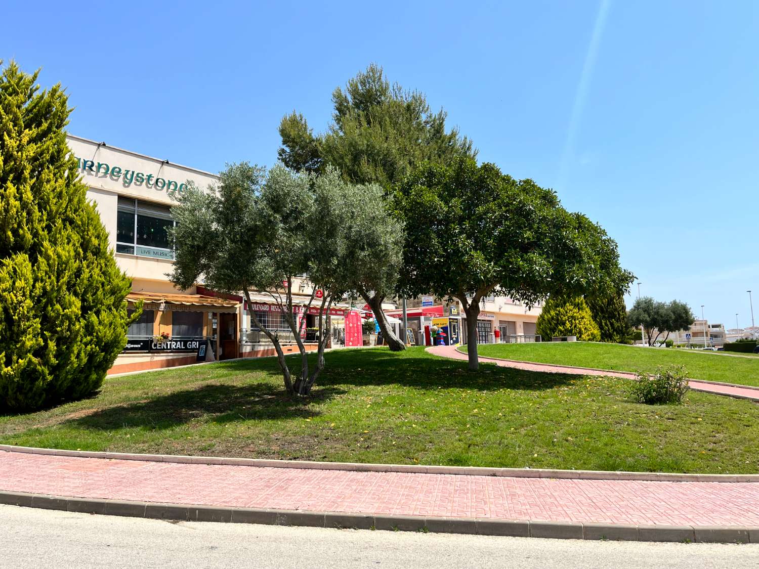 Spacious 2 Bedroom Ground Floor Apartment in Zeniamar