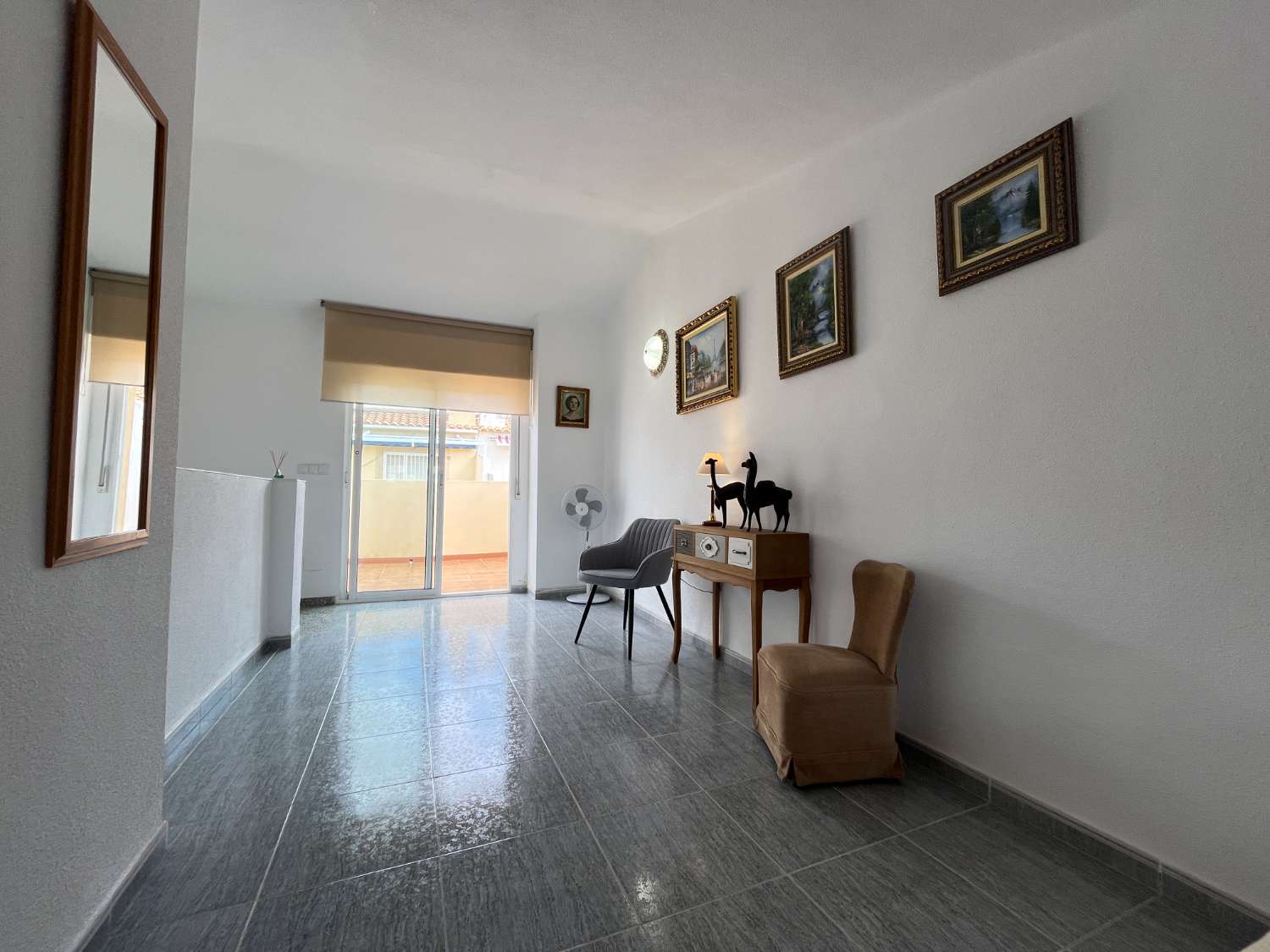 Magnífico tríplex de 3 dormitorios y 3 baños con piscina comunitaria en Playa Flamenca.