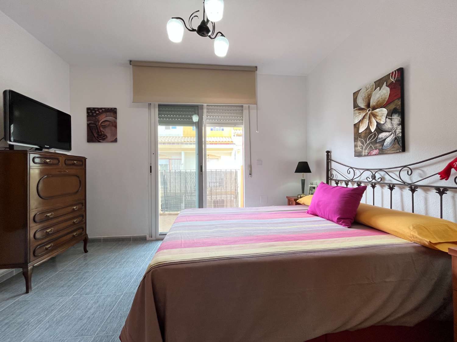 Magnífico tríplex de 3 dormitorios y 3 baños con piscina comunitaria en Playa Flamenca.