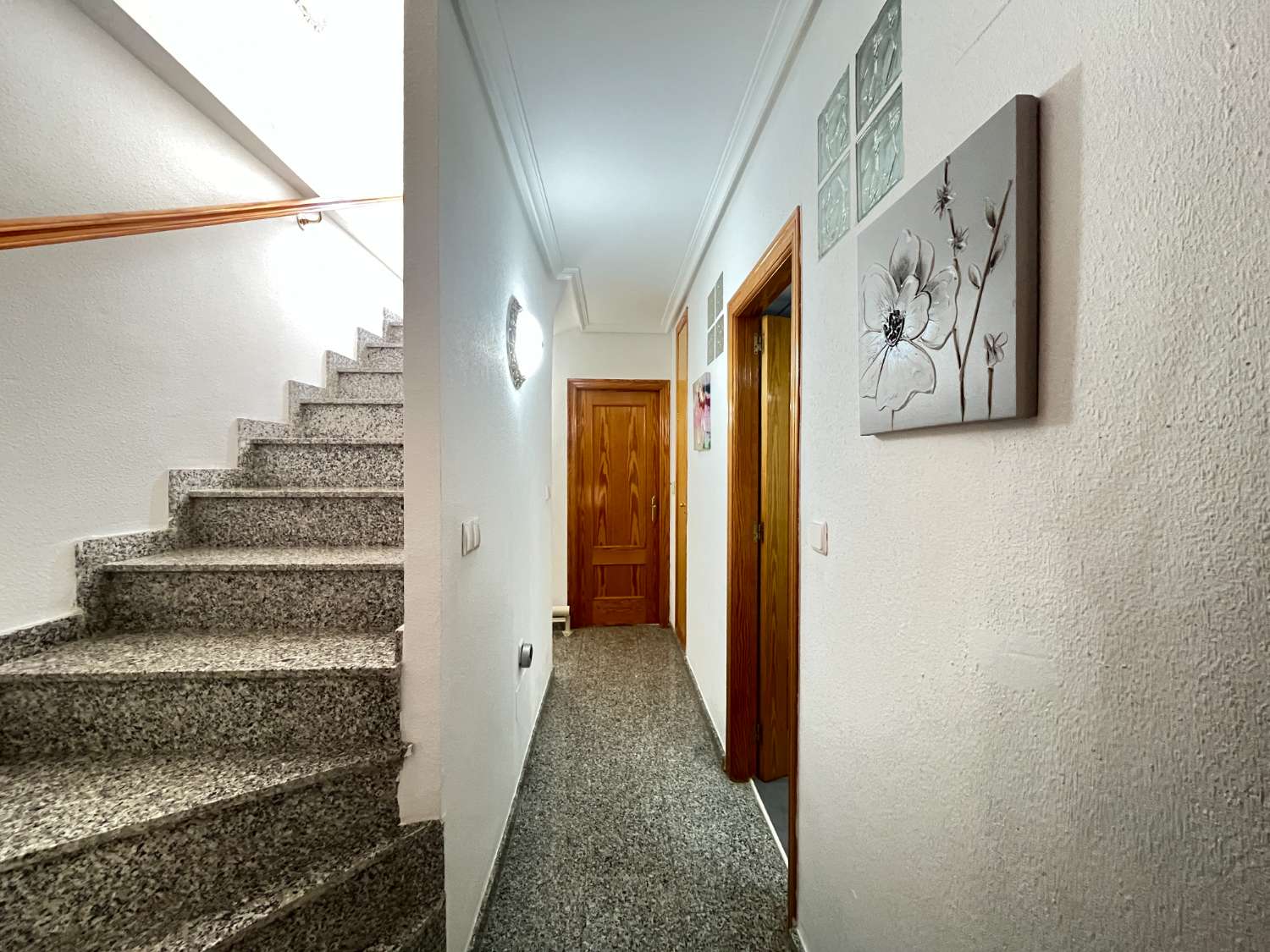 Magnífico tríplex de 3 dormitorios y 3 baños con piscina comunitaria en Playa Flamenca.
