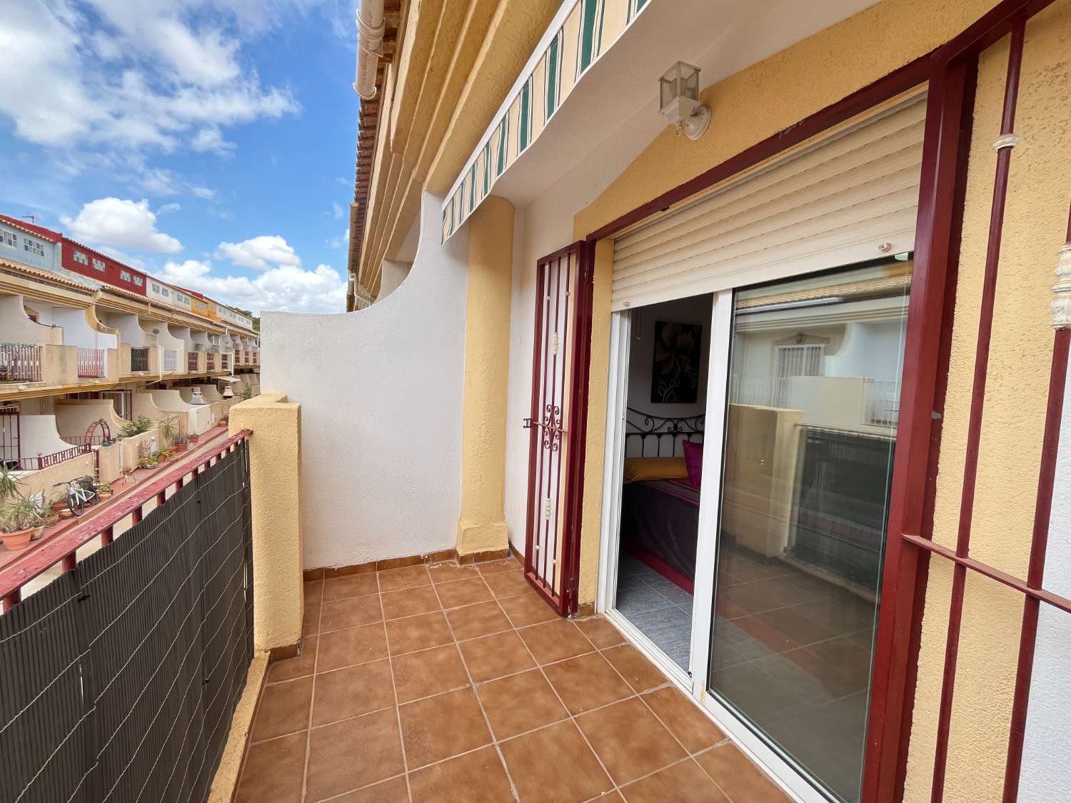 Magnífico tríplex de 3 dormitorios y 3 baños con piscina comunitaria en Playa Flamenca.