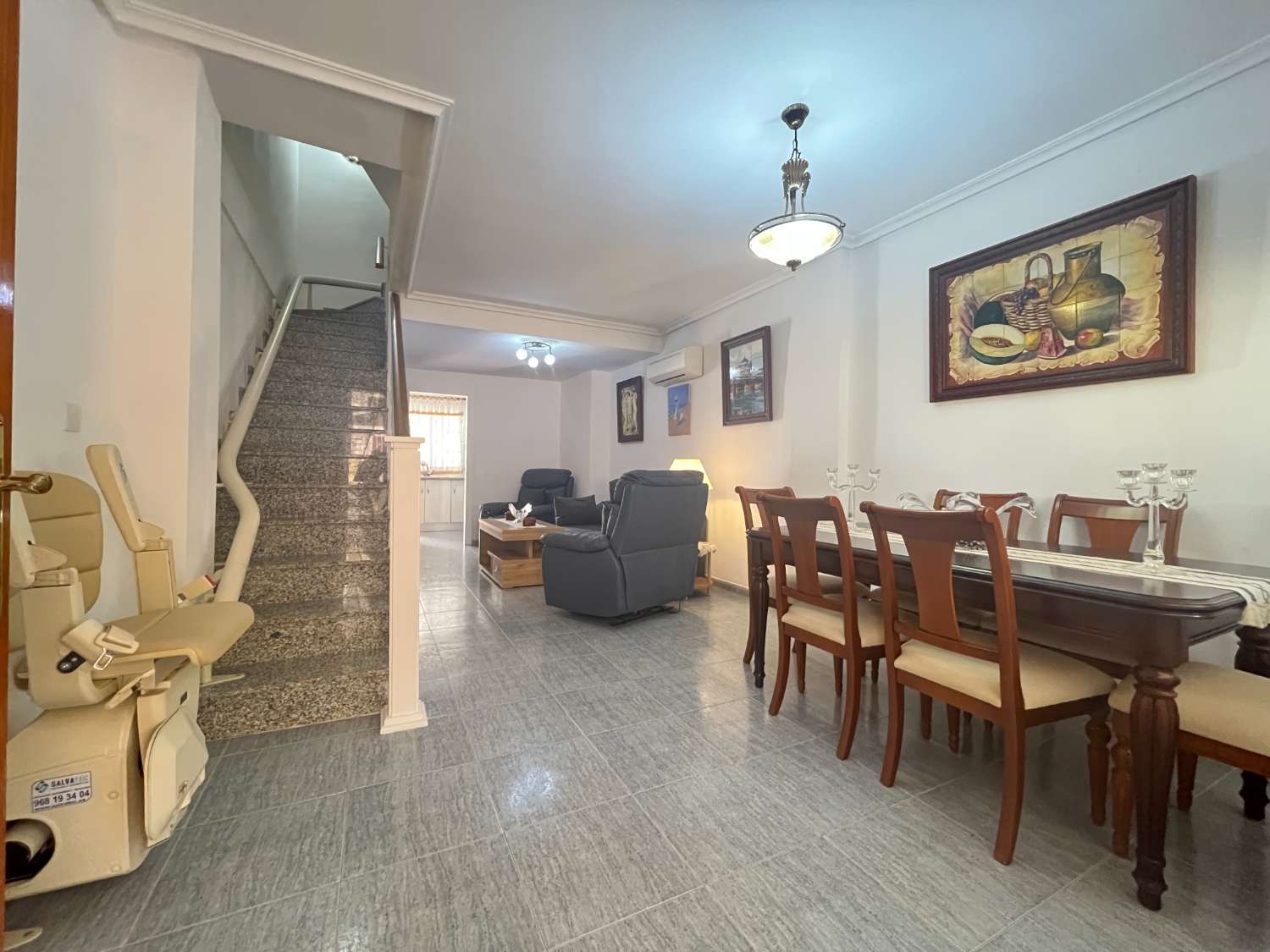 Magnífico tríplex de 3 dormitorios y 3 baños con piscina comunitaria en Playa Flamenca.