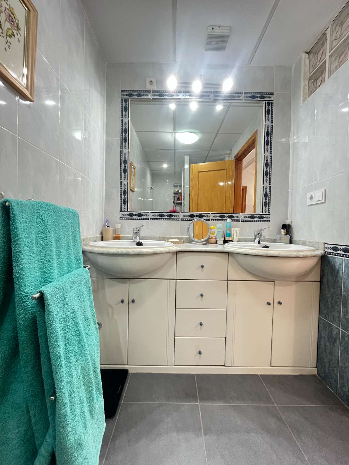 Magnífico tríplex de 3 dormitorios y 3 baños con piscina comunitaria en Playa Flamenca.