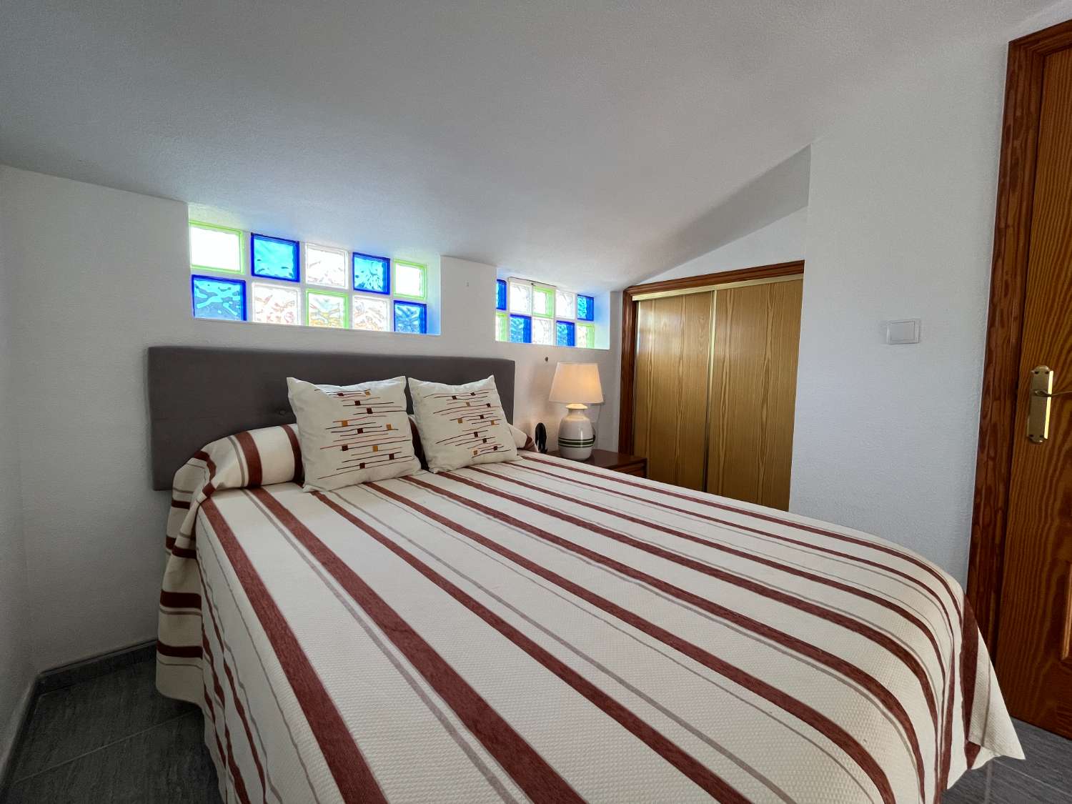 Magnífico tríplex de 3 dormitorios y 3 baños con piscina comunitaria en Playa Flamenca.