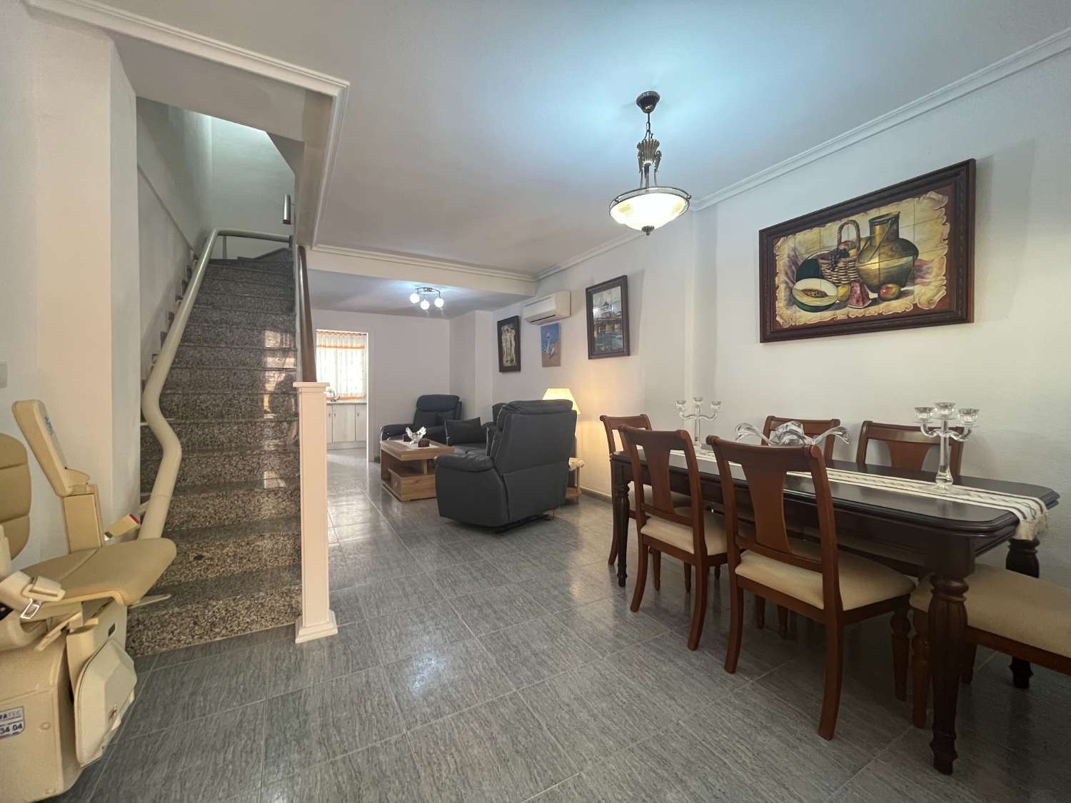 Magnífico tríplex de 3 dormitorios y 3 baños con piscina comunitaria en Playa Flamenca.
