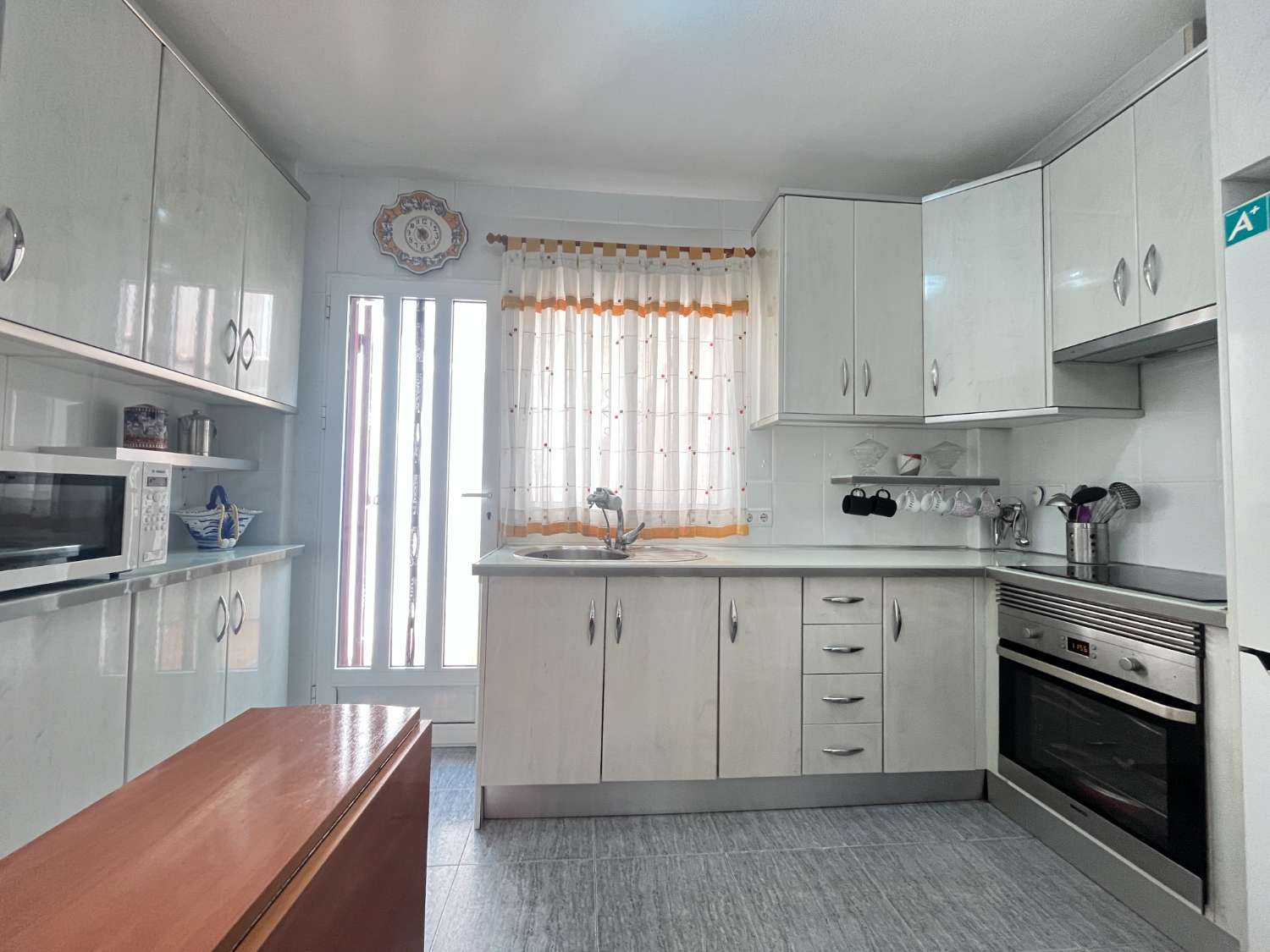 Magnífico tríplex de 3 dormitorios y 3 baños con piscina comunitaria en Playa Flamenca.