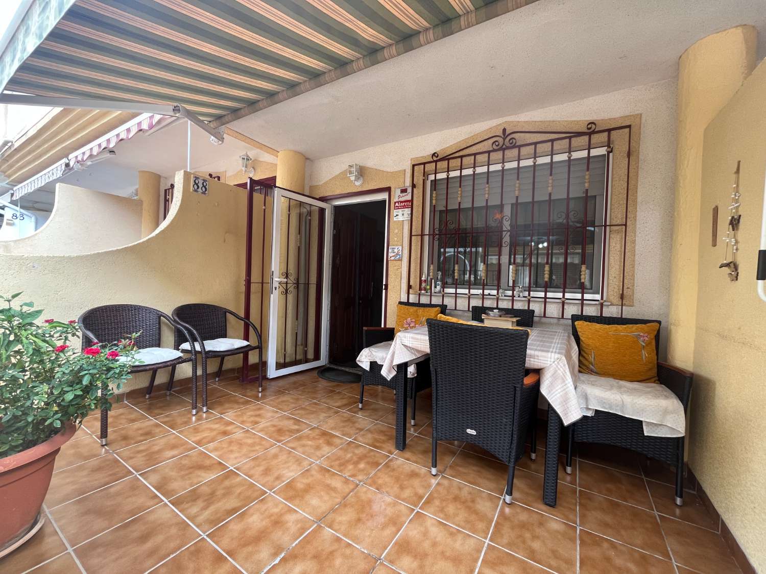 Magnífico tríplex de 3 dormitorios y 3 baños con piscina comunitaria en Playa Flamenca.