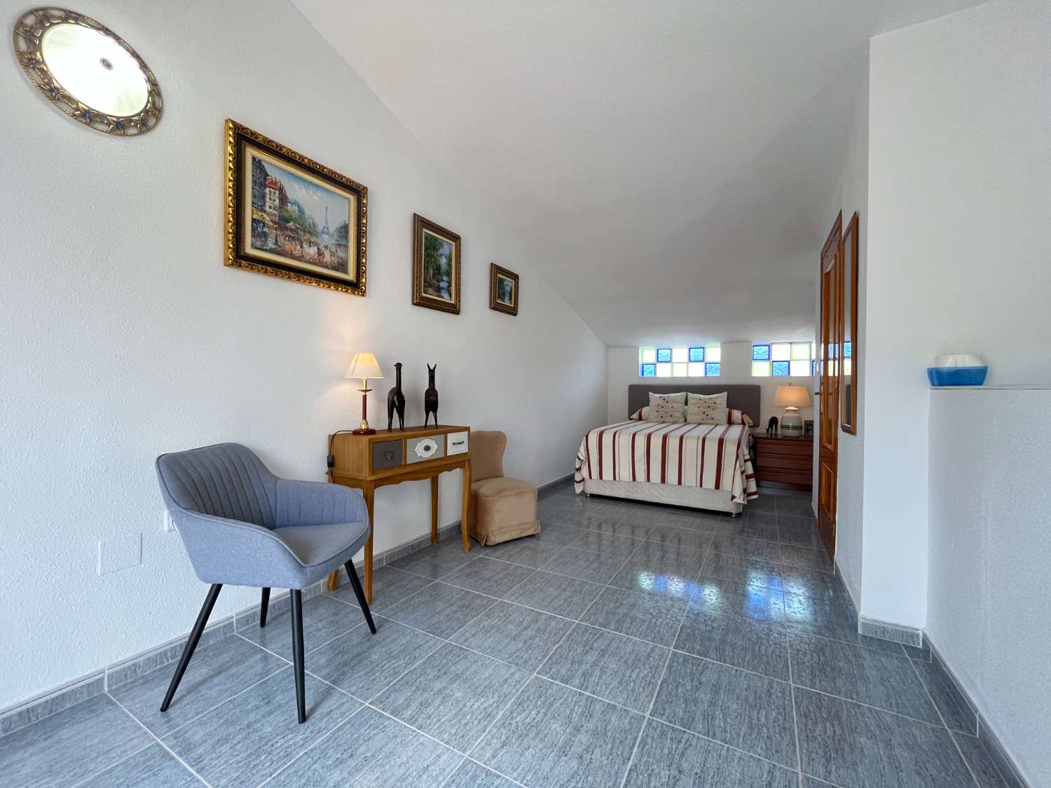 Magnífico tríplex de 3 dormitorios y 3 baños con piscina comunitaria en Playa Flamenca.