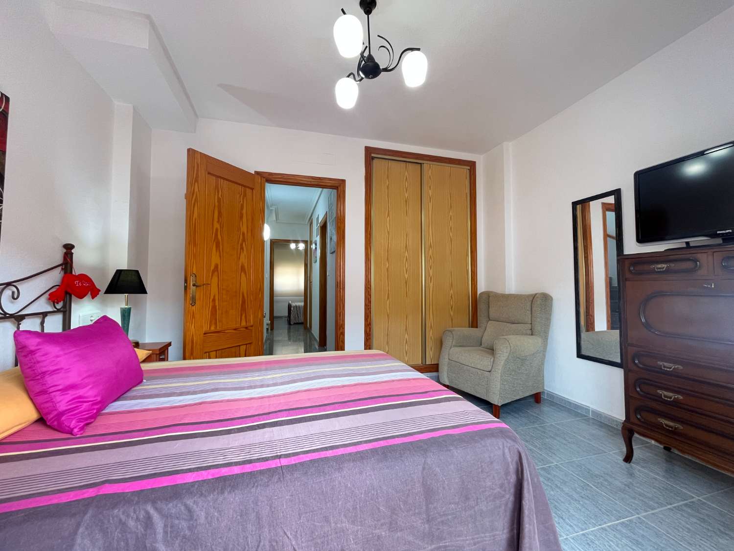 Magnífico tríplex de 3 dormitorios y 3 baños con piscina comunitaria en Playa Flamenca.