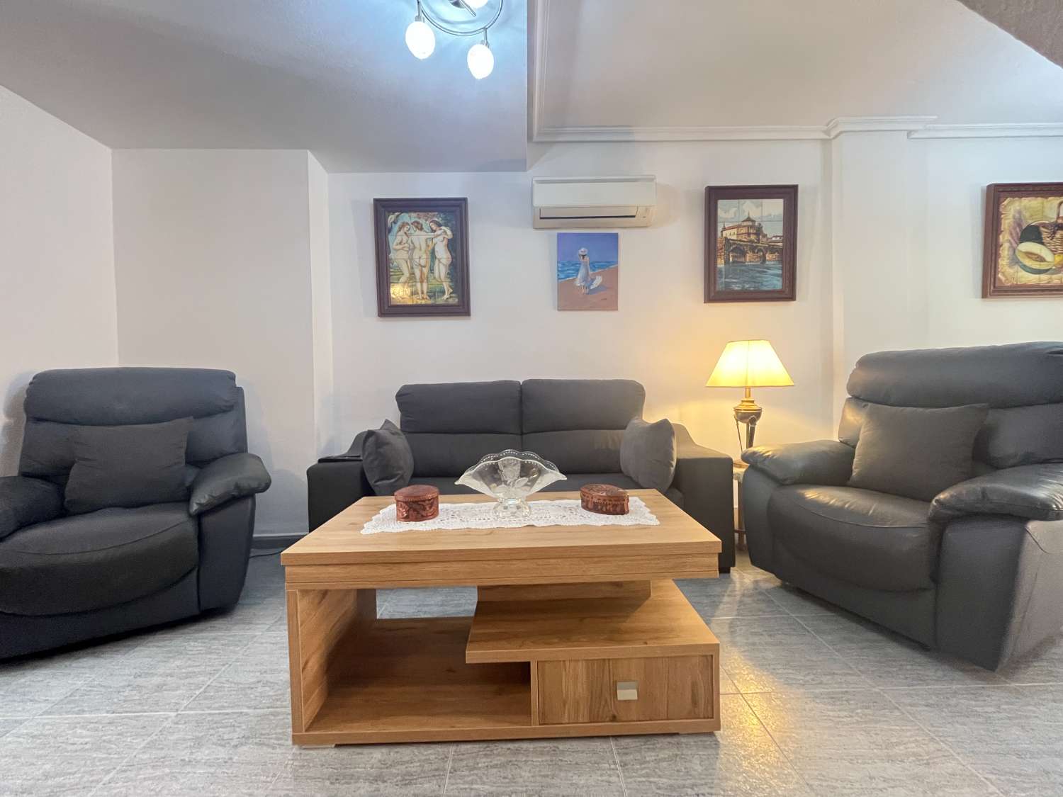 Magnífico tríplex de 3 dormitorios y 3 baños con piscina comunitaria en Playa Flamenca.