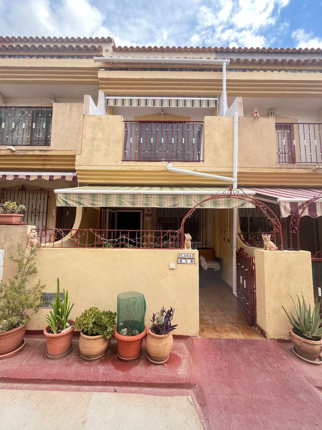 Magnífico tríplex de 3 dormitorios y 3 baños con piscina comunitaria en Playa Flamenca.