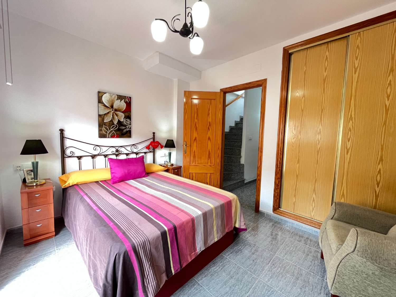 Magnífico tríplex de 3 dormitorios y 3 baños con piscina comunitaria en Playa Flamenca.