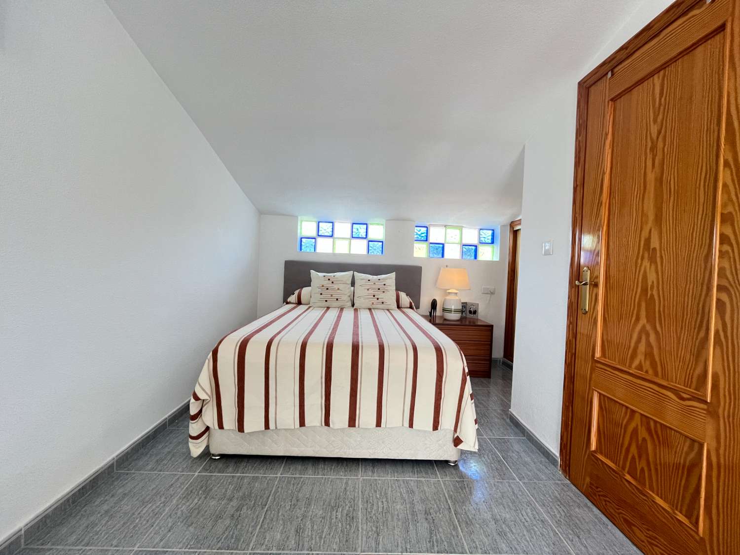 Magnífico tríplex de 3 dormitorios y 3 baños con piscina comunitaria en Playa Flamenca.